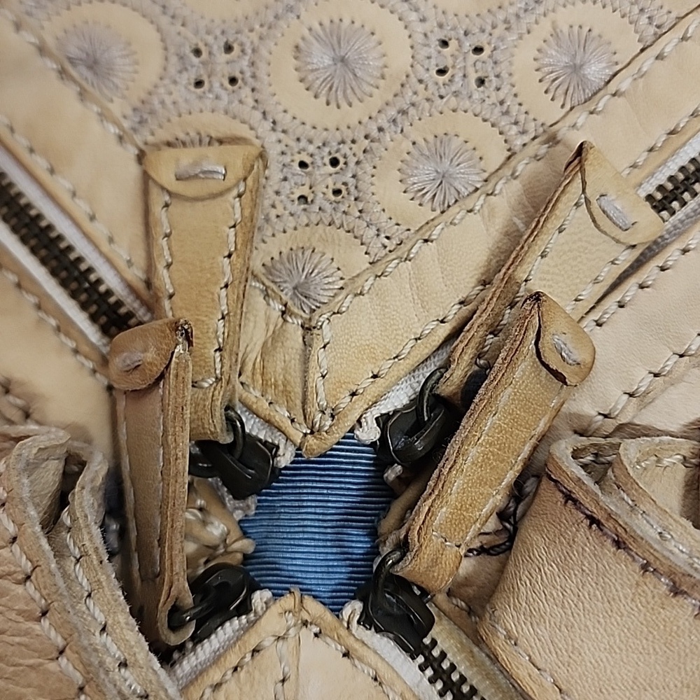 Vintage Y2K BCBG Maxaria Tan Unique Rare Handbag. - Picture 6 of 13
